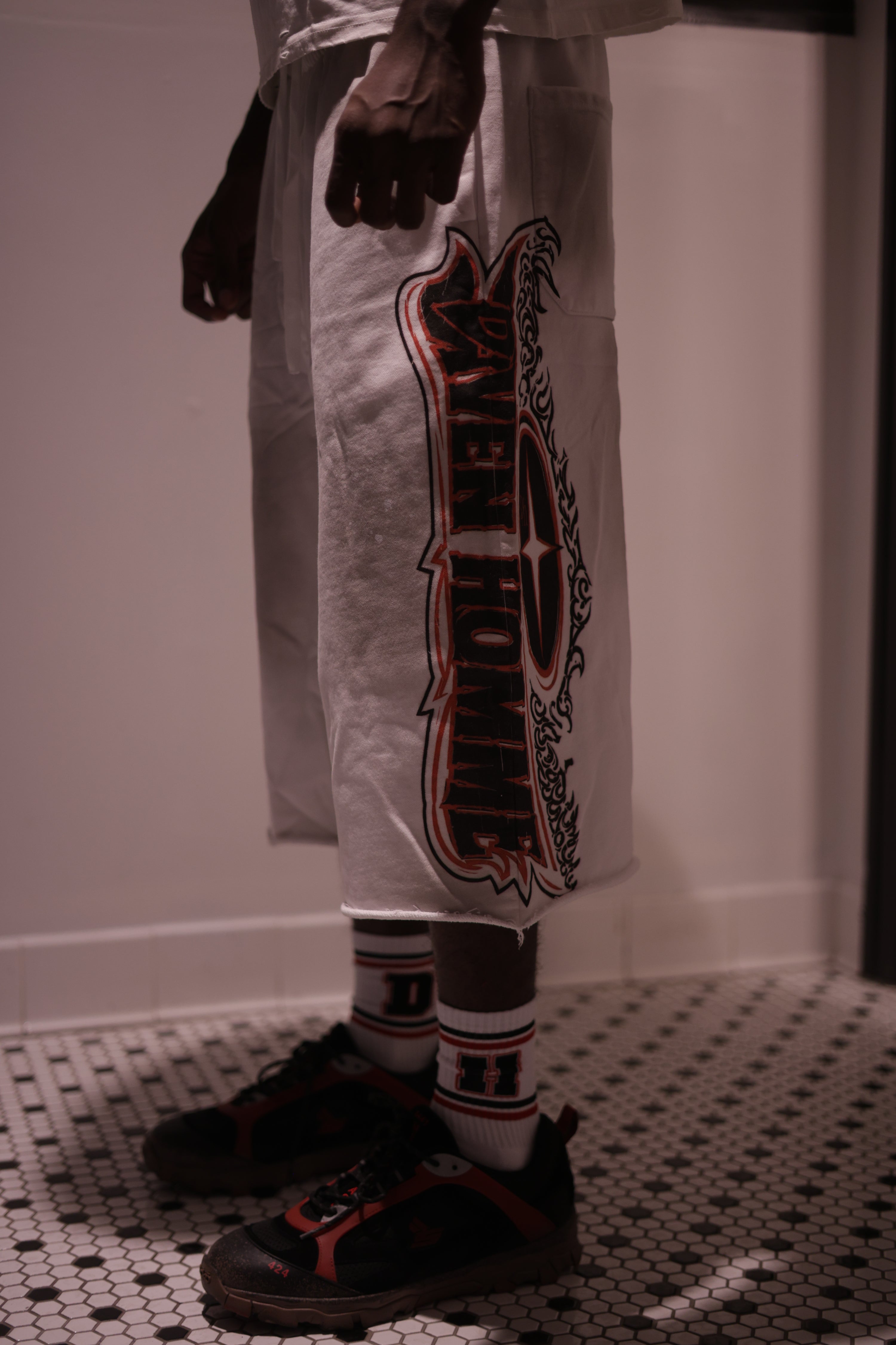 DH WHITE BUGGER 3/4 SWEAT SHORTS
