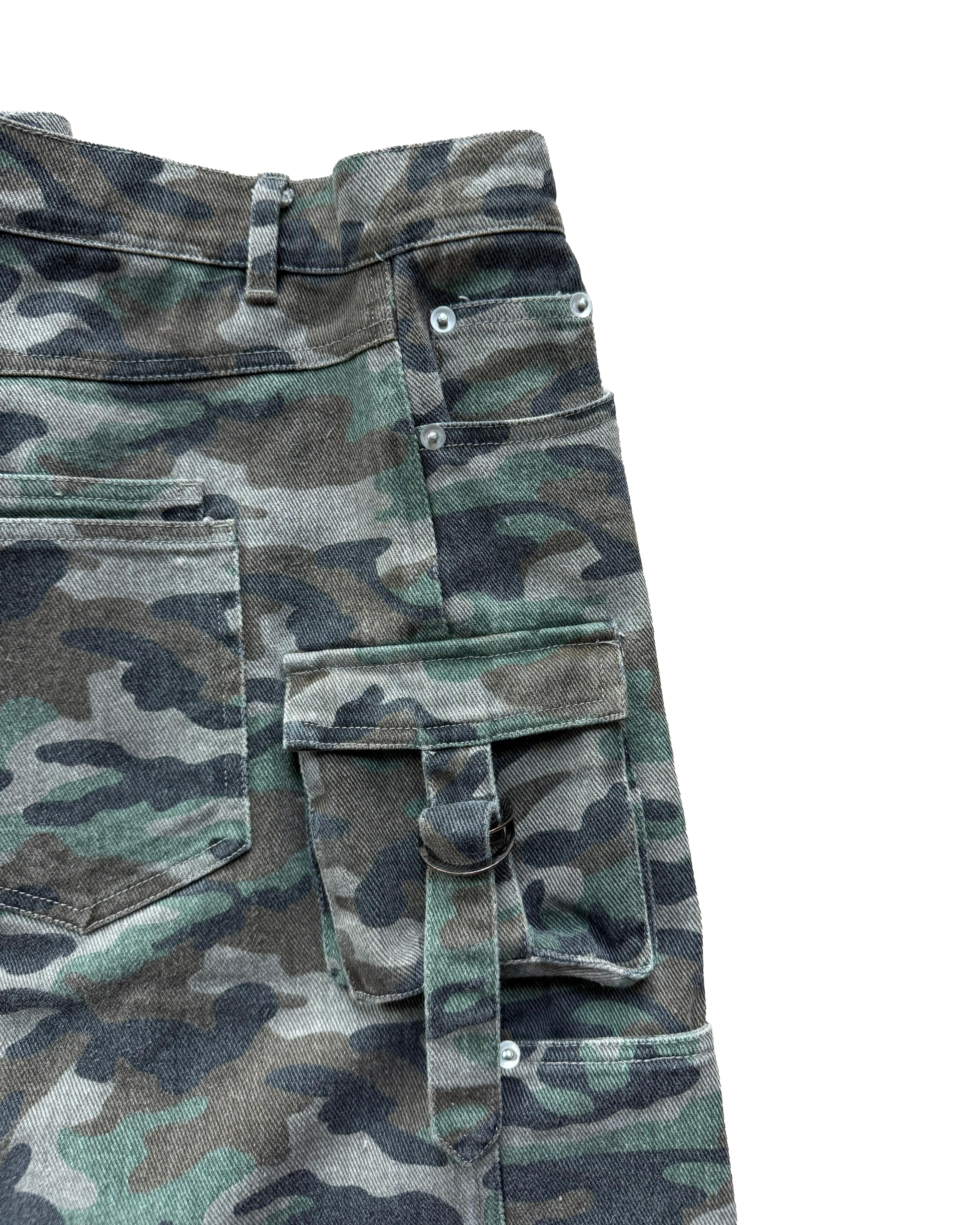DOUBLE KNEEL HELLEN DENIM CAMO SHORTS