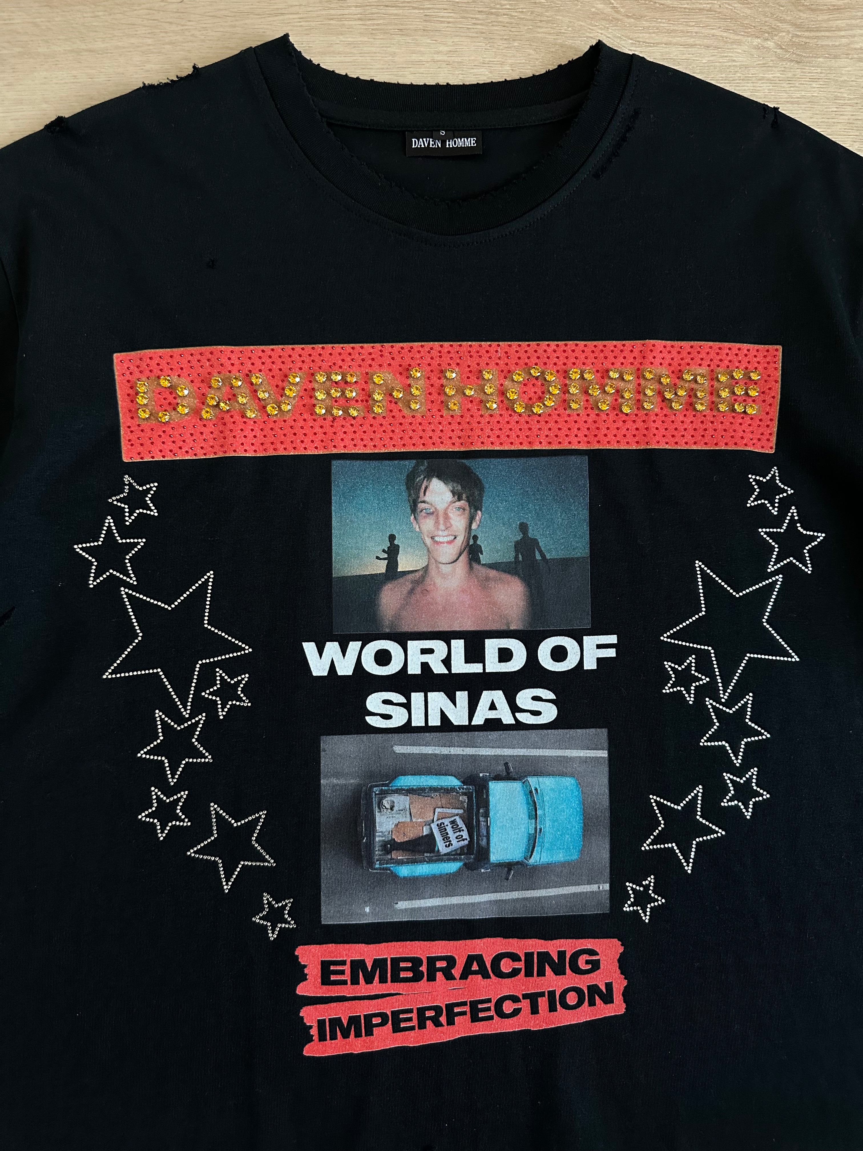 WORLD OF SINAS TEE