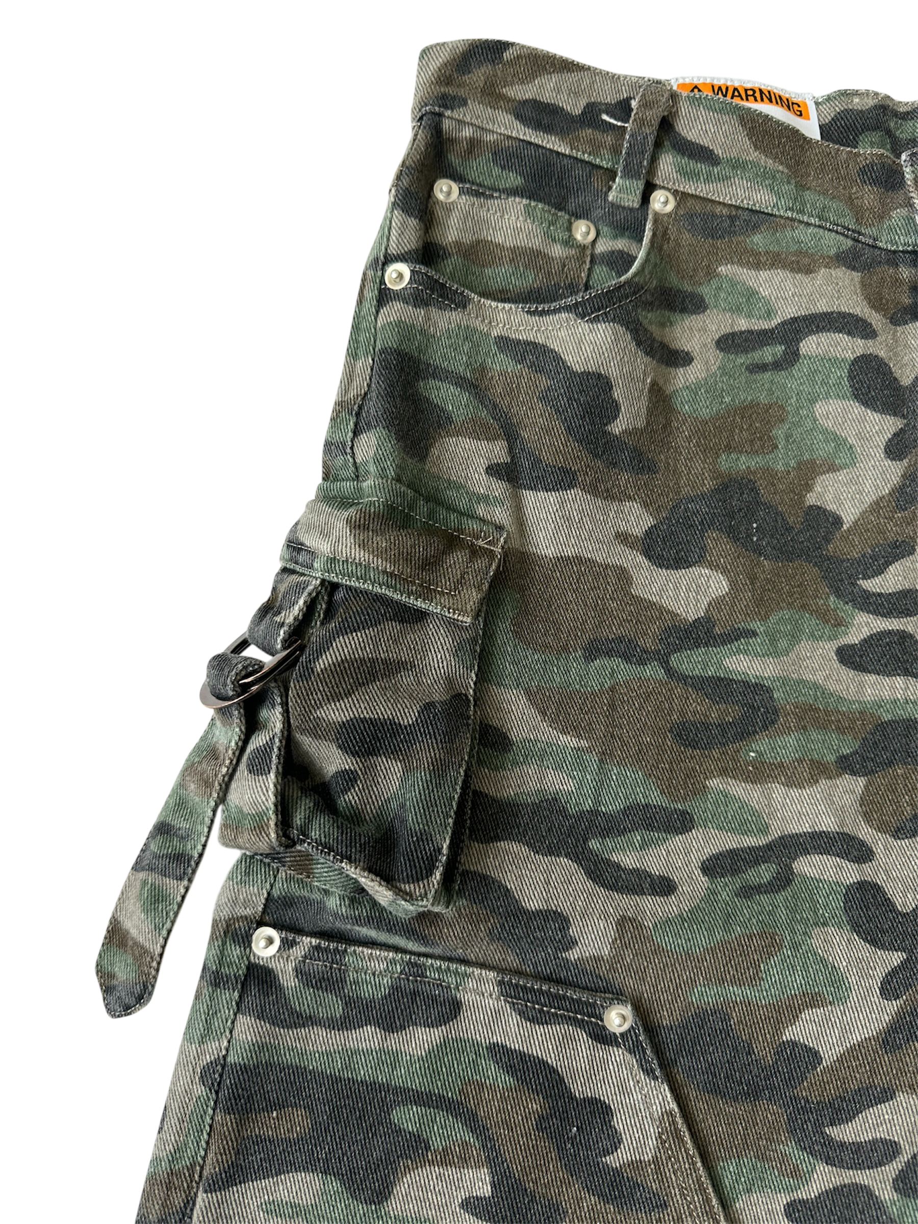 DOUBLE KNEEL HELLEN DENIM CAMO SHORTS