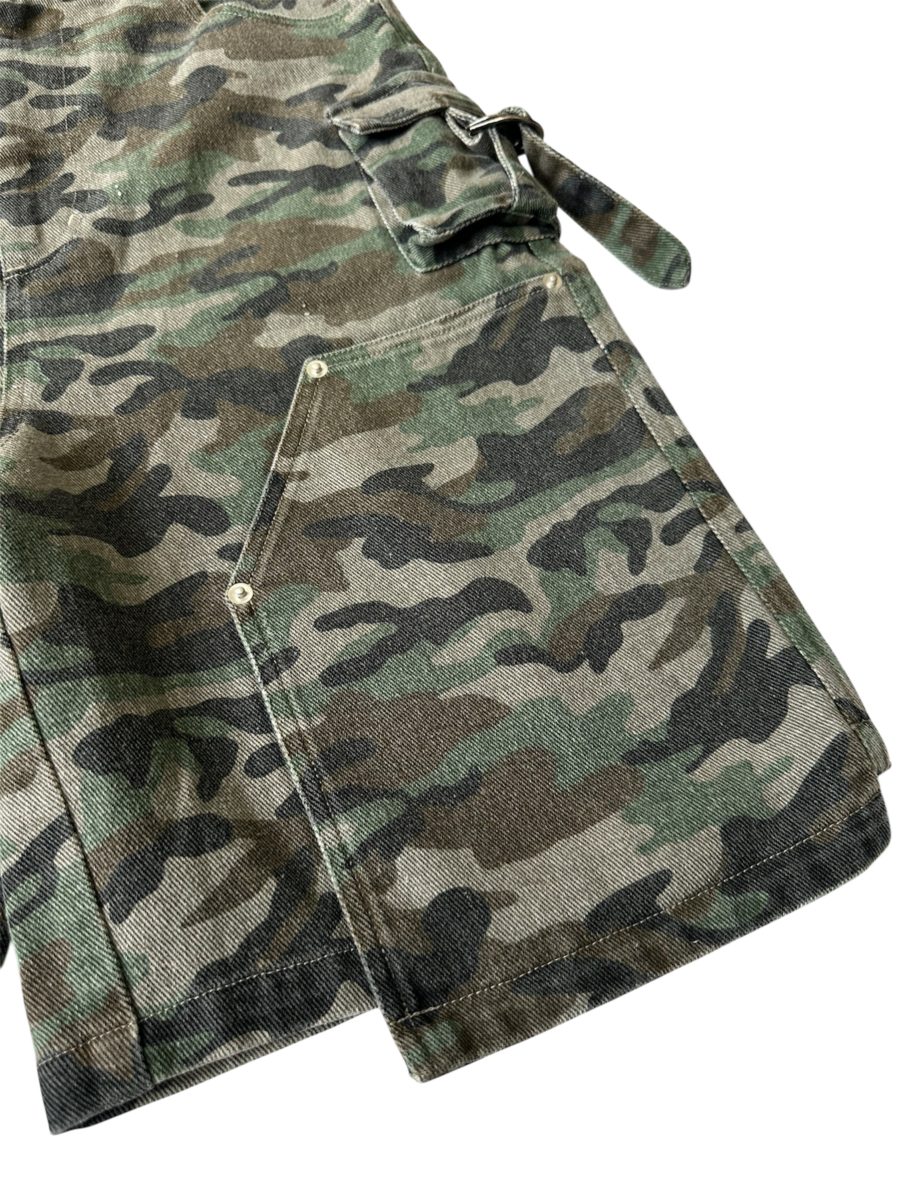 DOUBLE KNEEL HELLEN DENIM CAMO SHORTS