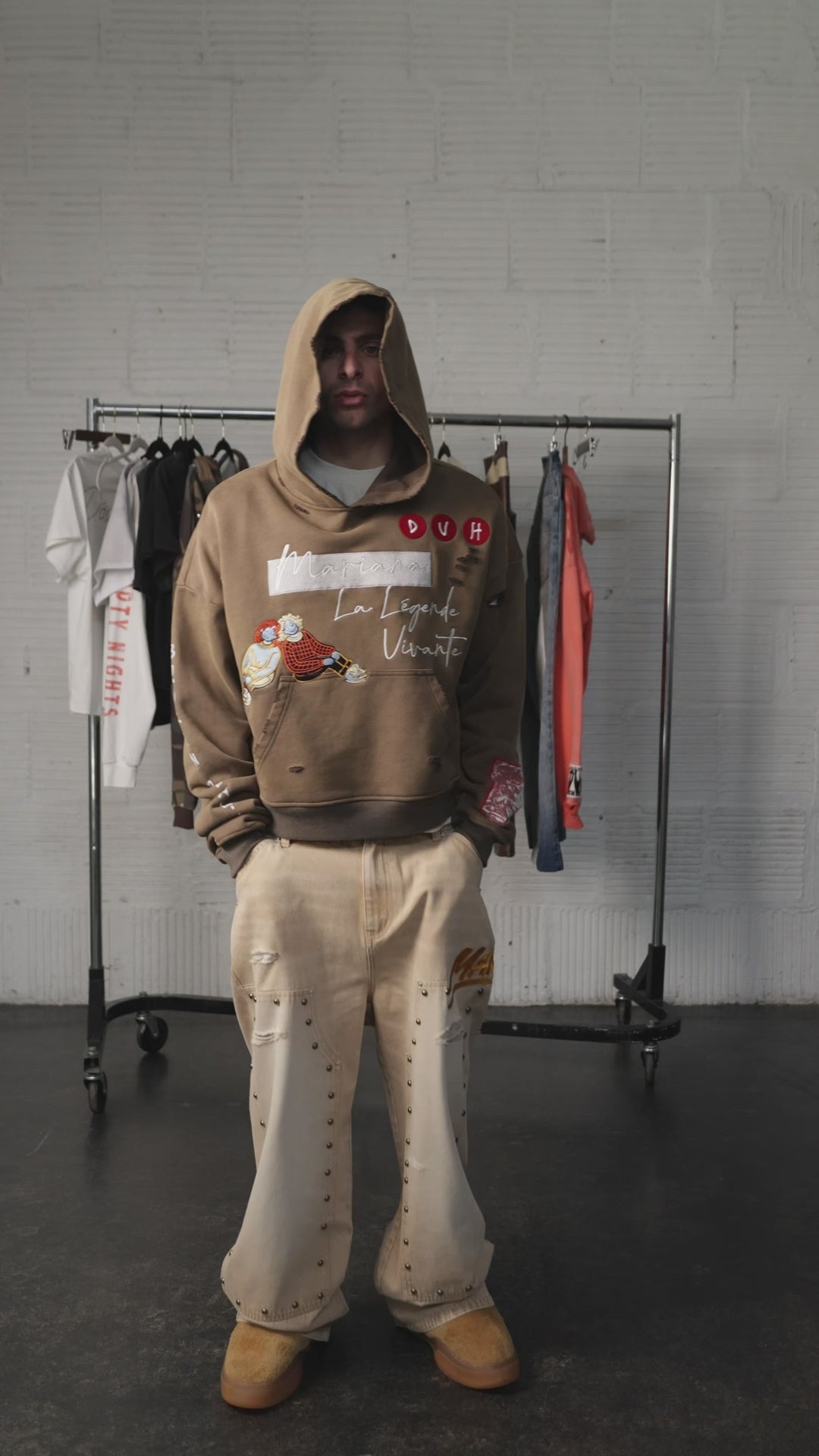 BROKEN REALITY HODIE